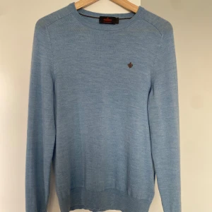 100% merinoull tröja från Morris  - Säljer en riktigt fräsch och snygg Morris tröja perfekt till sommaren, den är nästan aldrig använd så skicket är som ny, den har inga defekter alls. Nypris ligger runt 2000kr. Priset är ej hugget i sten så tveka inte på att skriva ifall du har några frågor eller funderingar.