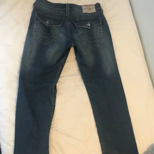 True religion jeans   - Byxorna är i bra skick dem har använts flera gånger kan sälja dem billigt och pris kan diskuteras använder ej längre på grund av att jag bytt stil och nya kostar runt 1700 skriv för pris 
