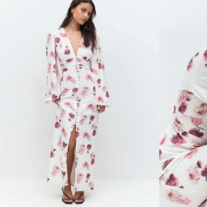 Vit blommig långklänning  - Säljer denna jättefina långklänning från GinaTricot. Den har gått viralt på TikTok som en ”adooredupe” och är slutsåld online och i dom flesta butiker. Strl 34, oanvänd med lappar. Pris kan diskuteras vid snabb affär💕