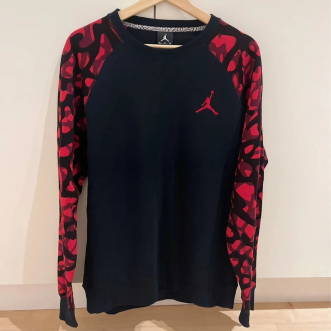Jordan svart tröja med röda mönstrade ärmar