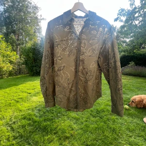 Olivgrön skjorta från Zara - Snygg skjorta från Zara, aldrig använd. 💕Storlek M