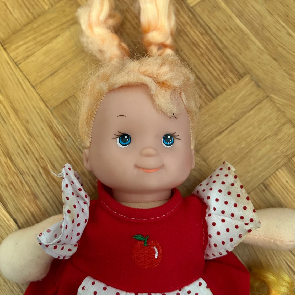 Röd prickig dockklänning med äpple - 1