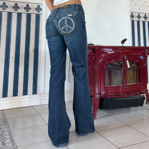 Lågmidjade jeans - Så snygga men tyvärr lite stora på mig🥲låg midja & bootcut💕 midjemått 80cm + stretch & innerben 82cm💕 jag är 165 