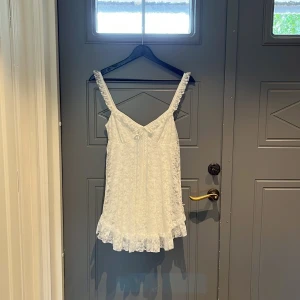 Kort spetsklänning 🫶🏼 - Köpte den i usa men var i efterhand int min stil så tänkte sälja den eftersom att de inte riktigt finns i sverige!! Aldrig använd och med lappen kvar, sjuuukt fin till en utekväll eller när som hällst!❤️