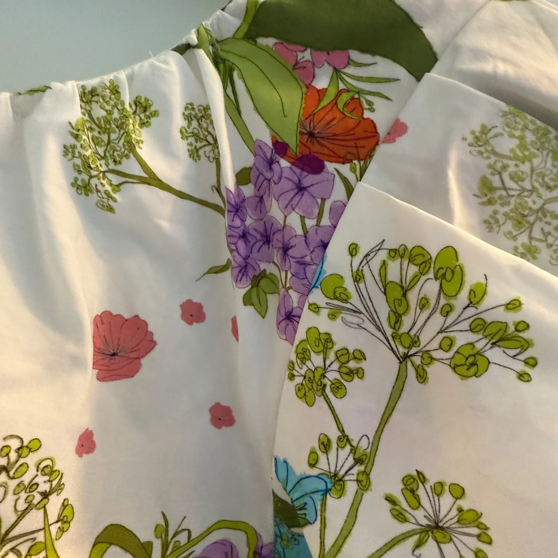 Blommig blus med puffärm & Other Stories - 2