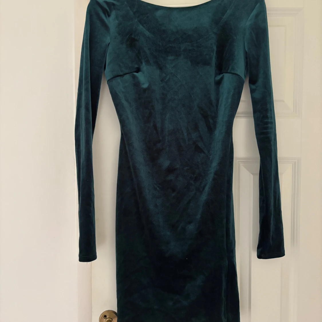Mörkgrön långärmad sammetsklänning