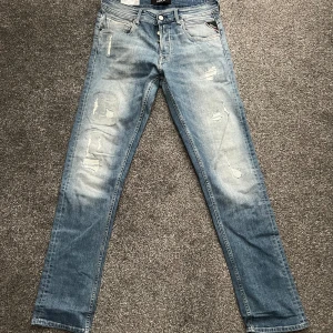 Replay Grover Jeans - Jag säljer ett par nästintill oanvända replay grover jeans i nyskick för endast 750kr. Jeansen är köpta på Nk Stockholm för ca 2500 kr. Dem har endast använts ett par gånger. Storleken är 29 Waist och 32 length.