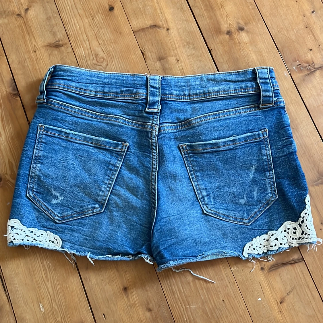Blå jeansshorts med spetsdetaljer - 1