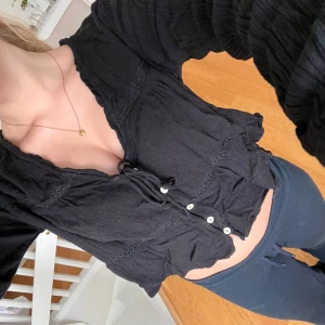 Stradivarius Topp - Gullig topp från Stradivarius i stl M men skulle säga en Xs/S!❣️passar bra till allt och har fina detaljer och broderingar, den är helt slutsåld!❤️pris kan diskuteras