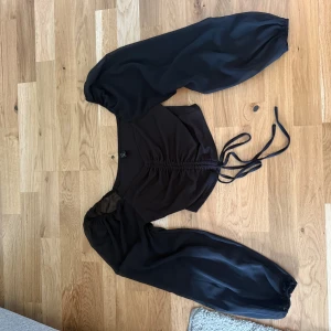 Svart topp - Svart långärmad topp ifrån shein. 