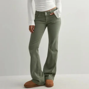 Gröna bootcut jeans med låg midja - De gröna trendiga bootcut jeansen från Nelly med låg midja. Nypris 699, Storlek 36 (Men uppsydda 2-3cm). Nästan helt oanvända och i nyskick. 