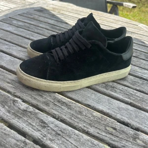 Axel Arigato skor - Säljer skorna för dem blivit alldeles för små. Dem är använda en del men är ändå i okej skick. Skorna levereras med originalkartong och dustbag. Skriv bara om ni är intresserade. 