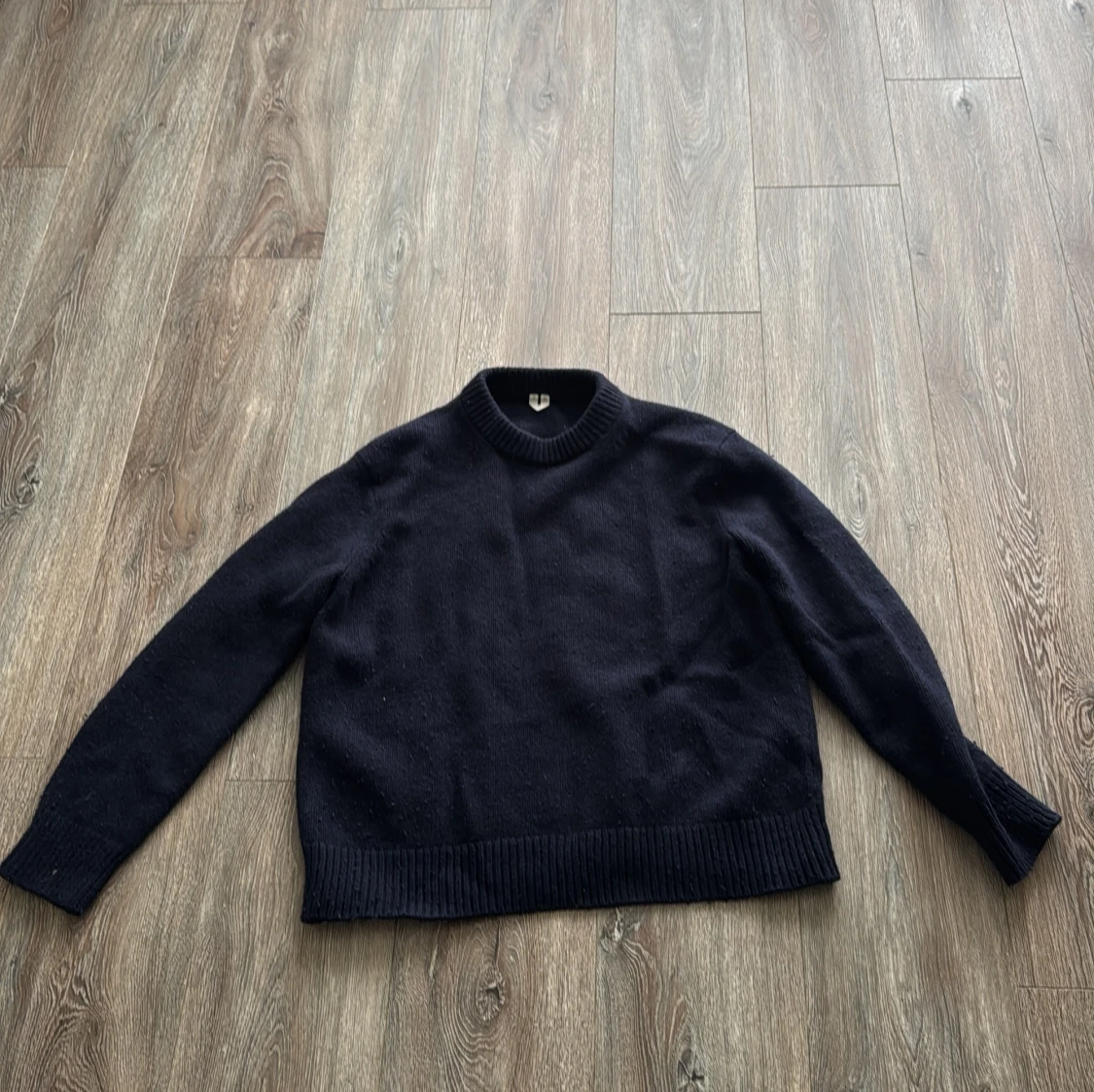 Mörkblå stickad tröja med rund hals