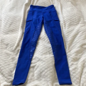 Maya delorez ridbyxor - Säljer ett par jätte fina cobolt blåa maya delorez ridbyxor som är använda några gånger och är som nya💗 i storlek XS❤️ ny pris 799kr