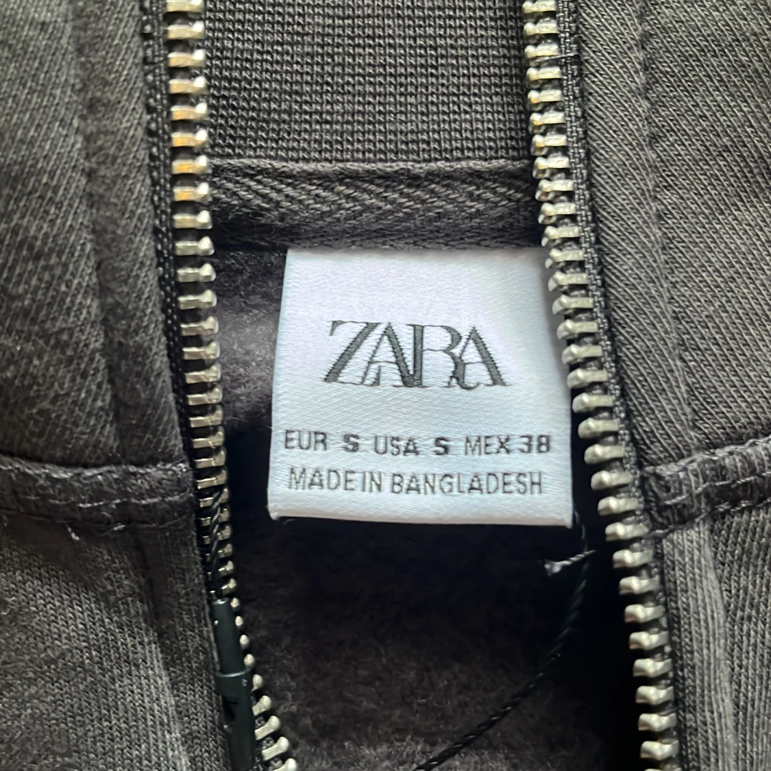 Mörkgrå half zip tröja från Zara - 1