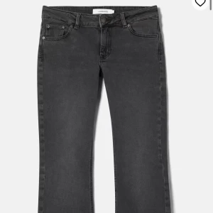 Svarta bootcut jeans från Junkyard - Snygga svarta/gråa lågmidjade bootcut jeans från Junkyard. Storlek xs och cirka 79cm i innerbenslängd. Dom har lite defekter längst ner, inget man tänker på (se sista bild)