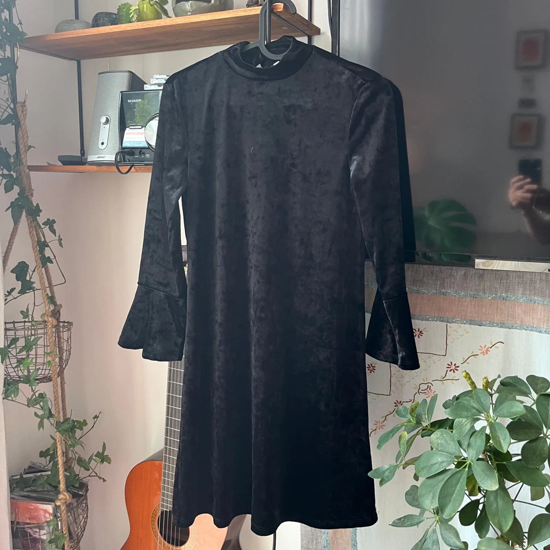 Svart sammet klänning med öppen rygg - 2