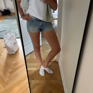Jeansshorts - Ljusblå jeansshorts med låg midja. 