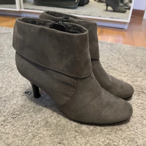 Grå klackar  - Grå klackar med smal klack och en ”fold over” på toppen. Matta i mocka liknande material. I storlek 36. Supersnygga, köpa på Sellpy och använda en gång av mig. 💗🫶