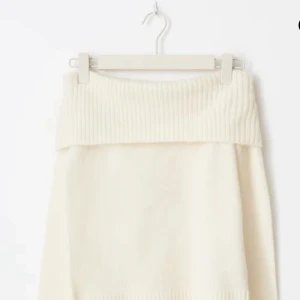 Offshoulder vit stickad tröja Gina Tricot💗 - Superfin offshoulder stickad tröja från Gina Tricot i mjuk vit färg. Tröjan har bred ribbad kant upptill som kan bäras både på axlarna och offshoulder. Långärmad och normal!💗