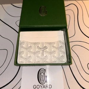 Plånbok - En snygg plånbok från gyard. Vit färg, kommer med ”box” och certifikat. Bara höra av sig om ni vill veta mer information eller om ni vill ha fler bilder😇