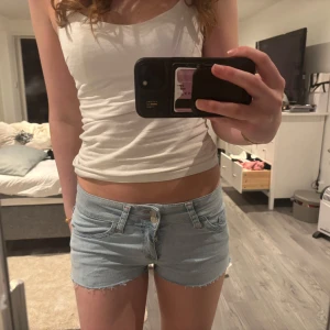 Ljusblå jeansshorts - Säljer ett par ljusblå jeansshorts med låg midja. Säljer pga dåligt användning, sitter som Xs och S skulle jag säga :) använt väldigt få gånger så de är som nya!