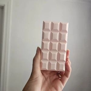 Sweet Tooth parfym  av Sabrina Carpenter - Parfym från sabrina carpenter, köpt i våras men var inte riktigt min typ av doft, helt omöjligt att se igenom hur mycket som är kvar men minst hälften, troligen betydligt mer då jag inte är en oversprayer😅