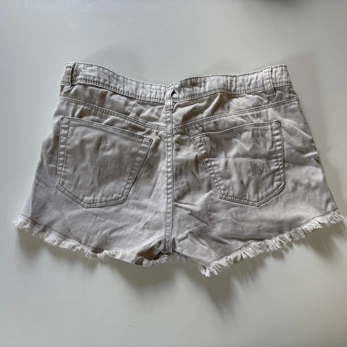 Lågmidjade grå jeansshorts - 1