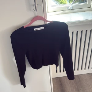 Magtröja från Zara  - En jätte snygg magtröja från Zara. Ganska tjockt material så perfekt nu inför hösten