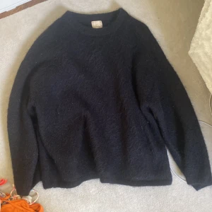 Svart stickad tröja  - Jättefin svart mohair tröja från hm❤️❤️ Sparsamt använde och bra skick! Storlek s❤️❤️