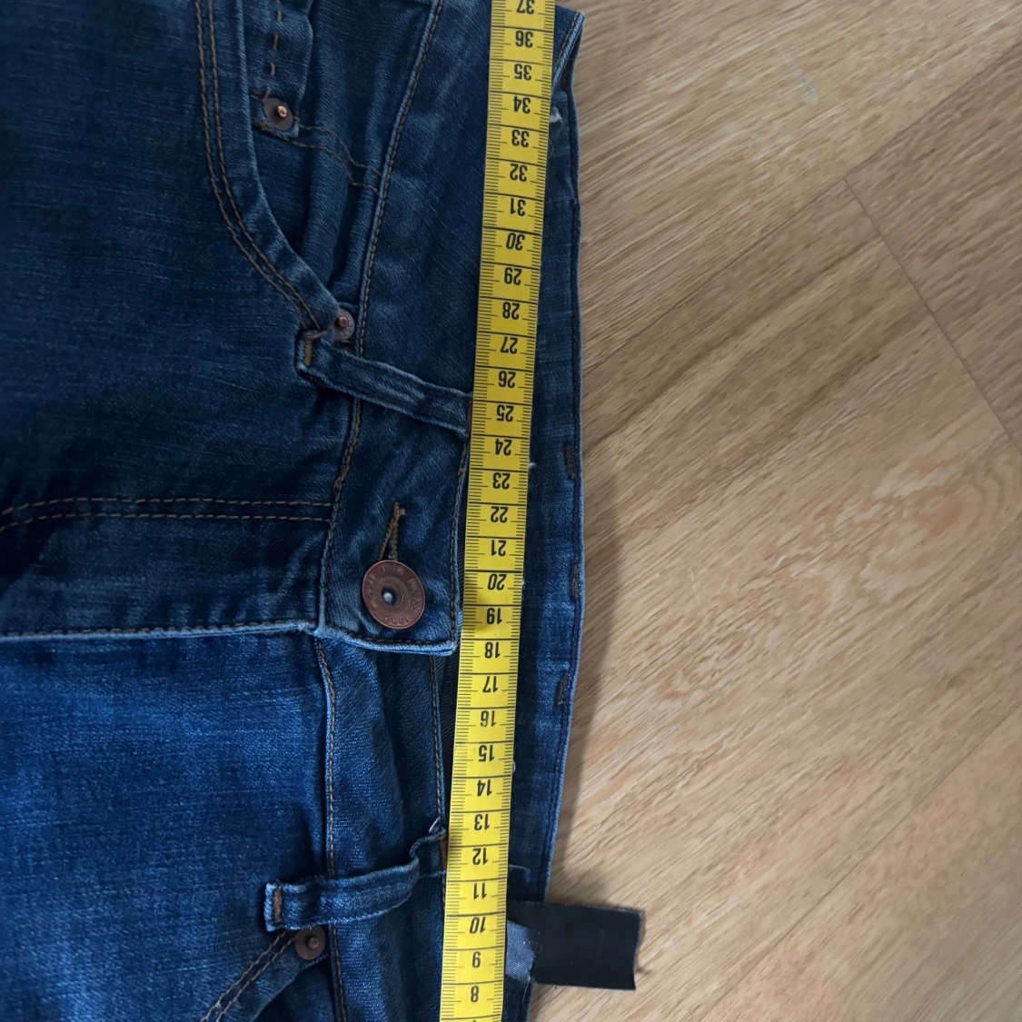 Blå bootcut jeans med slitning - 3