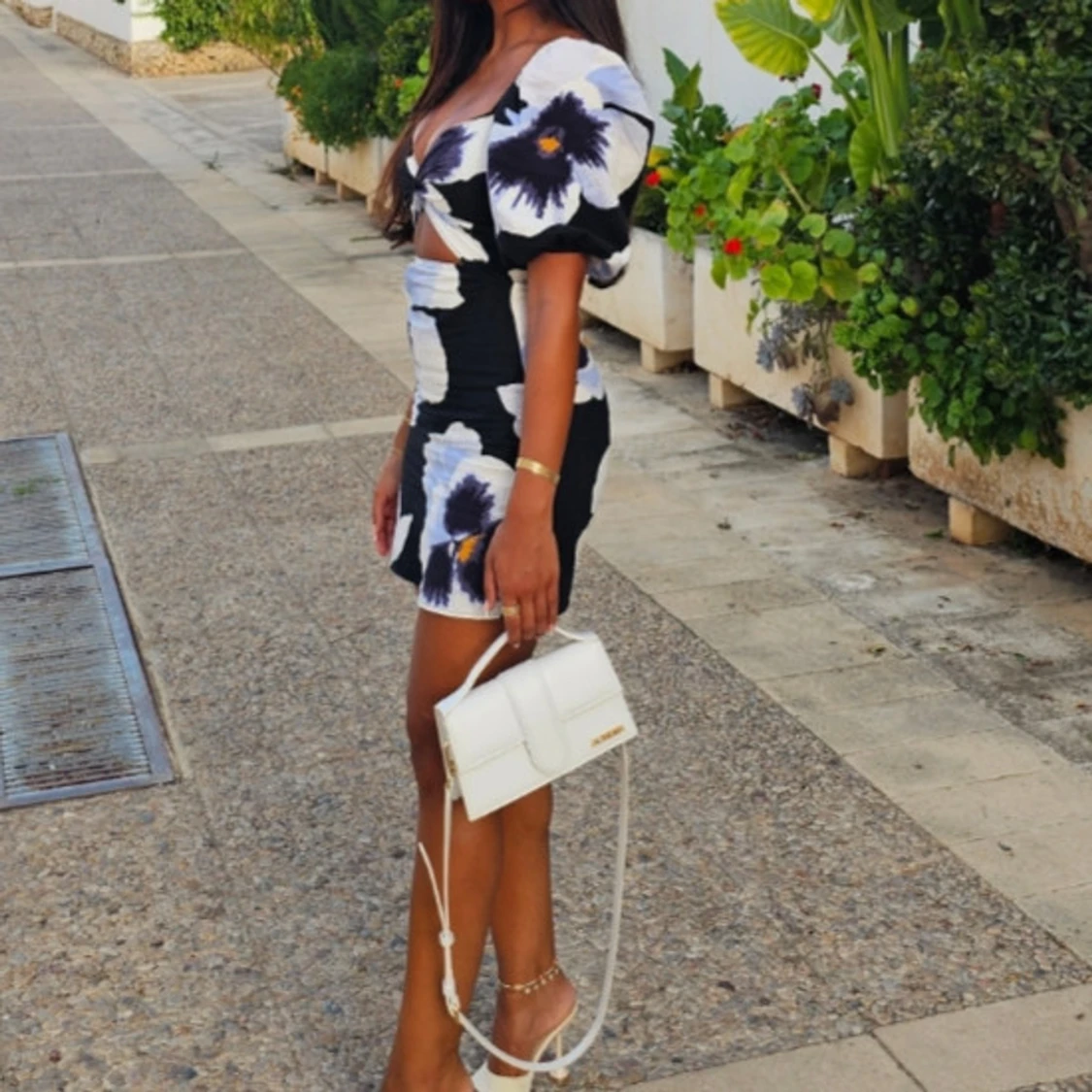 Svart blommig kortklänning med cut-out - 2