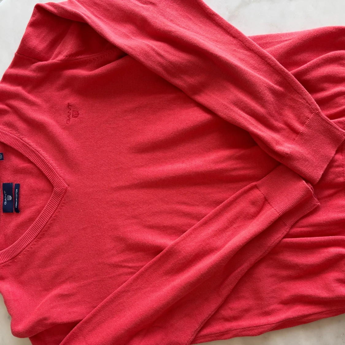 röd V-ringad tröja från GANT  - 1