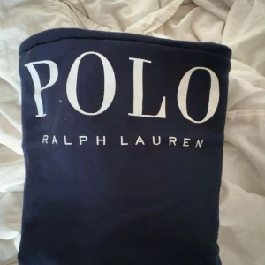  POLO ralph lauren mjukisbyxor - säljer nu ett par mjukisbyxor av ralph lauren, sitter som stl M men är i XL, så väldigt liten för sin storlek, aldrig andvända! byxorna sitter baggy men de är väldigt skönt ❣️