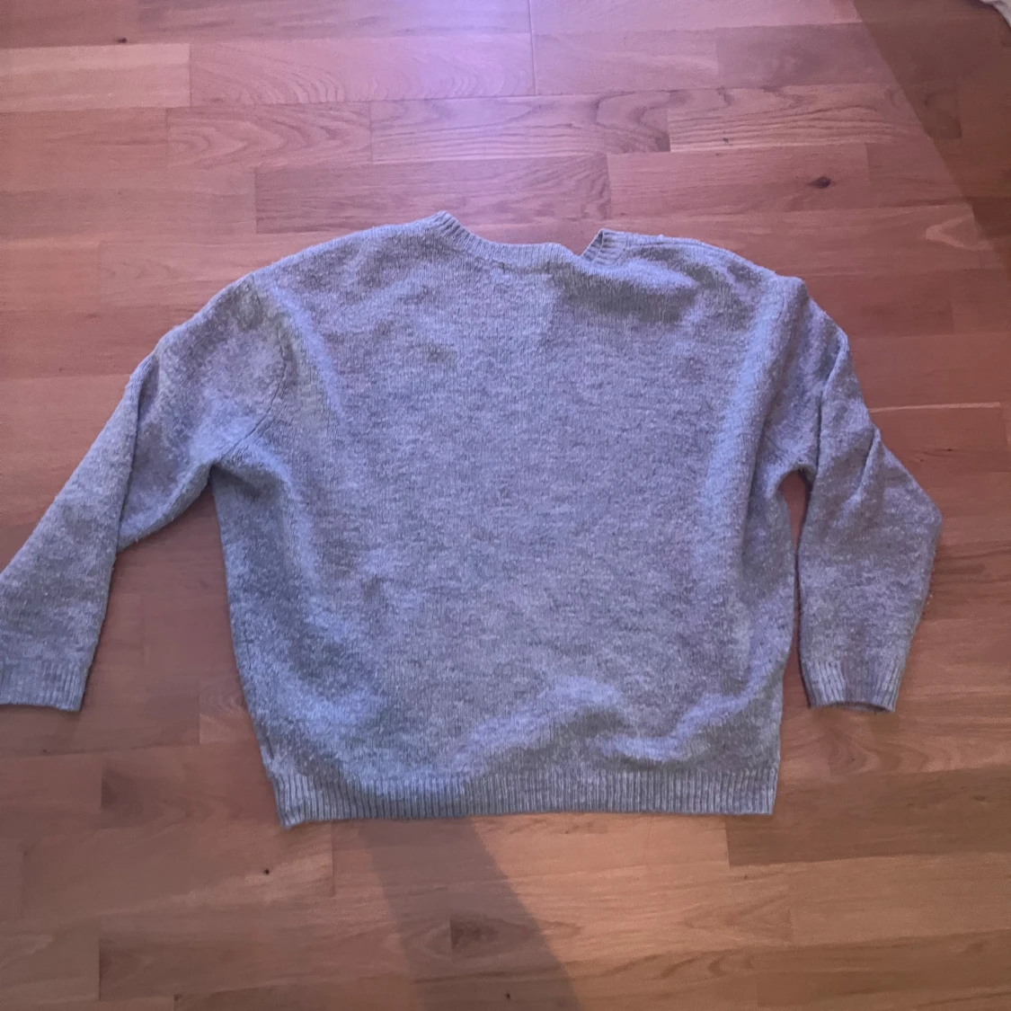 Grå stickad tröja med pärlor från H&M - 1