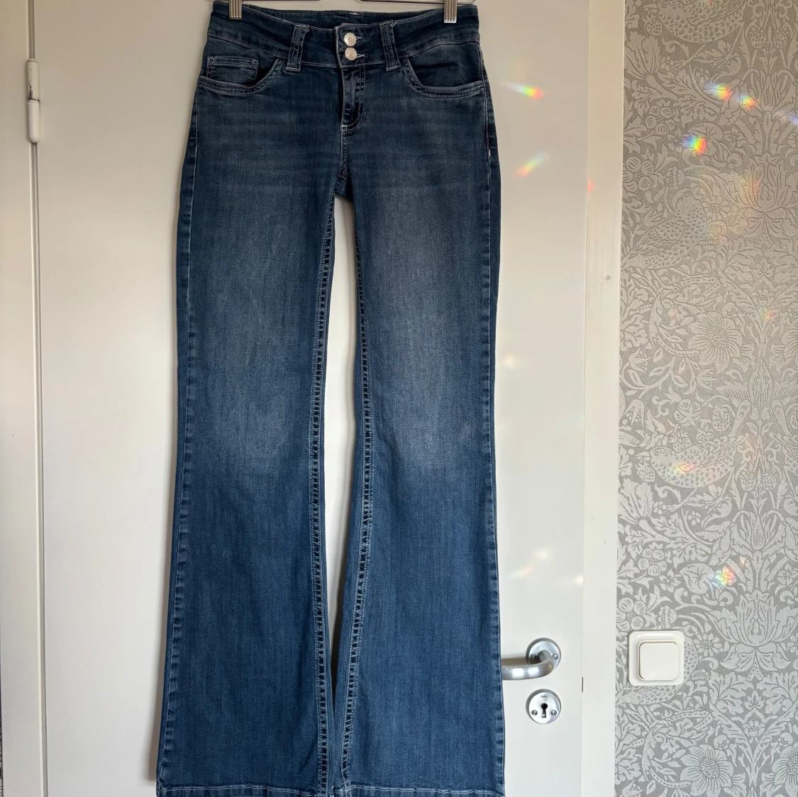 Blå bootcut jeans från Nelly