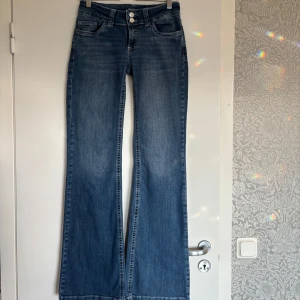 Blå bootcut jeans från Nelly - Snygga blå bootcut jeans från Nelly. De är low waist