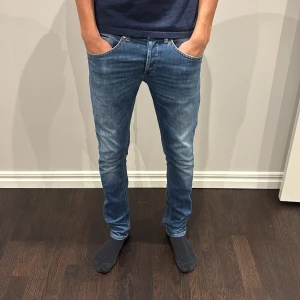 Dondup george jeans - Sjukt feta Dondup george jeans storlek 29 slimfit. Nypris 5000kr vårt pris 1200kr då dom är riktigt bra skick. Tvecka inte på att fråga priset är ej hugget i sten!