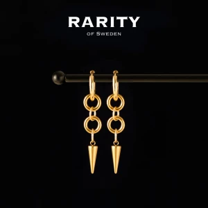 Statement Spike Earring - Gold: Guldiga örhängen med nitar - Snygga guldiga örhängen från Rarity of Sweden med två cirklar och en konformad hängande detalj. Perfekt för dig som gillar statement-smycken med edgy vibe. Hängande modell som verkligen syns och ger din look extra attityd.