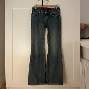 Weekday jeans - Intressekoll på mina otroligt snygga weekday jeans, stl är 25/30❤️ skulle säga att de passar nån som har 32 i längd🥰pris kan diskuteras, bootcut low!
