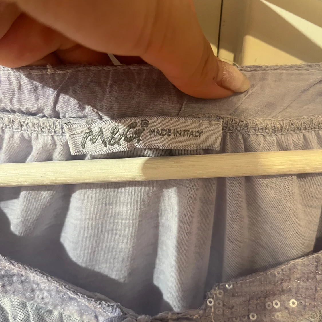 Ljuslila blus med spets och paljetter M&G - 2