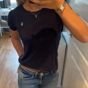 Marinblå t-shirt från Polo Ralph Lauren - Snygg och skön marinblå t-shirt från  Polo Ralph Lauren. Osäker på exakta storlek men den passar mig perfekt som oftast har xs i storlek😊Använd ett antal gånger men inte något slitage på den. Säljer pågrund av att jag inte längre använder den så mycket❤️Hör av dig om du vill ha fler bilder!! Ny pris: 595
