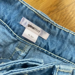 Gina 14+ shorts - Säljer mina Gina shorts eftersom jag redan har för många liknande. De är lågmidjade villet är perfekt för dem som gillar det. De är i storlek M men passar mig som har storlek S. Har används några få gånger och är o bra skick. De säljs inte längre på hemsidan, kontakta för fler frågor 