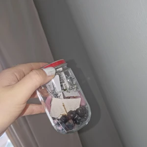 Mystery Jar - Burk fylld med olika örhängen och smycken, bland annat pärlörhängen i rosa, silver diamant örhängen, armband och ringar och massa annat. Perfekt för dej som gillar lite mysterier och som vill ha en varierad smyckessamling med olika färger och former. Allt i burken är nytt och oanvänt!