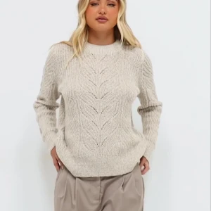 Beige stickad tröja från Object - Säljer denna superfina beigea stickade tröja från Object. Den har ett snyggt mönster och är perfekt nu till hösten. Säljer för 150kr men pris kan alltid diskuteras. Vid frågor hör gärna av dig!❣️