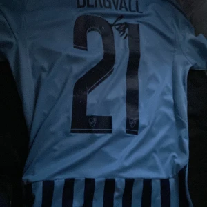 Djurgården Bergvall matchtröja signerad - Tja säljer in den vill bara se hur mkt jag kan få för den skriv gärna hur mkt ni e beredda på och ge för den har en till tröja som e signad fallenius och radentinac.