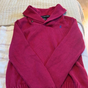 Stickad tröja Ralph Lauren  - Stickad tröja från Ralph Lauren i jättebra skick. Storlek M men passar även S. 💕
