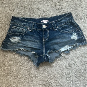 Blå jeansshorts med slitningar Gina Tricot - Snygga blå jeansshorts från Gina Tricot. Använda tre gånger, säljer för att dom är förstora. Storlek Xs. Jättefint skicka inget sönder eller så bara prislappen av ä 🥰🥰