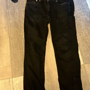 Svarta Levi's 511 jeans straight fit - Säljer ett par svarta Levi's 511 jeans med klassisk femficksdesign och raka ben. Jeansen har en snygg, enkel look och är tillverkade i slitstarkt bomullstyg. Perfekta för dig som gillar en clean och tidlös stil.