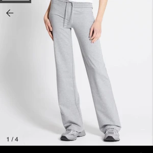 Grå mjukisbyxor - Säljer ett par ljusgrå mjukisbyxor med raka ben. Byxorna har en relaxed fit och är perfekta för chill dagar. De är sköna och stretchiga därför så tycker jag att de passar även dig som har storlek Xs eller S. De är endast använda en gång. Köpa för 200💕Skriv vid frågor